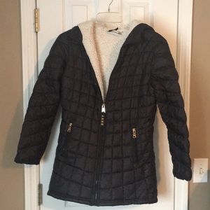 DKNY Girls Black Coat. Sherpa lining and 2 zipper pockets. Gold zippers L 14-16